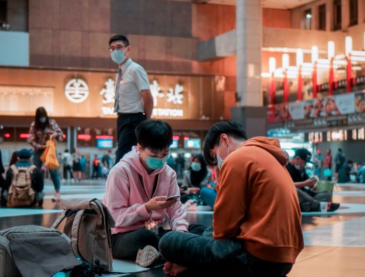 코로나19와 연령대별 행복