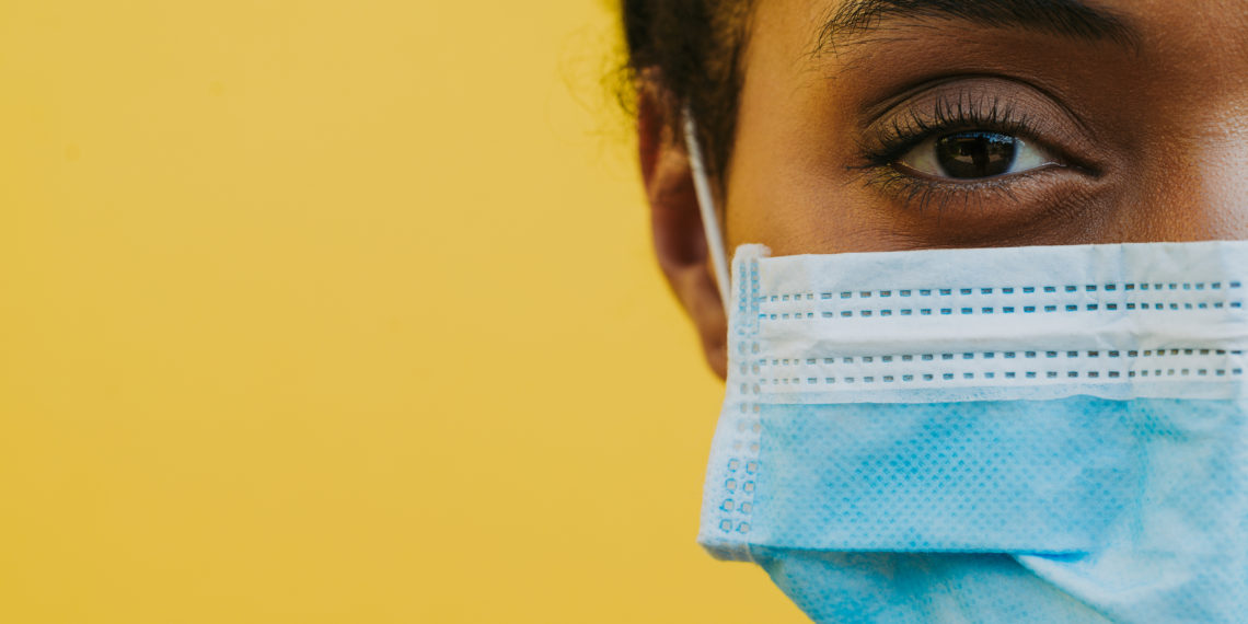 COVID-19의 지속적 영향: ‘덜 매력적인’ 사람들은 다른 사람들보다 마스크를 더 자주 착용한다는 연구 결과